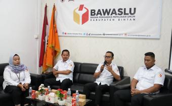 Ketua Bawaslu Kabupaten Bintan, Sabrima Putra, membuka kegiatan Pendidikan Pengawasan Partisipatif di kantor sekretariat Bawaslu Bintan, Rabu, 12 Agustus 2026/Foto: Pemberitaan Bawaslu Bintan