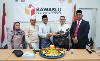 Suasana Seremoni HUT Bawaslu Kabupaten Bintan di Ruang Rapat Bawaslu Kabupaten Bintan, Senin (17/8/2026) /Foto: Pemberitaan Bawaslu Bintan
