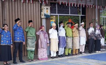 Ketua Bawaslu Bintan, Sabrima Putra dan Anggota Bawaslu Bintan, Bambang bersama Plt. Kepala Sekretariat Bawaslu Bintan dan Pejabat Strukturak Vawaslu Kepri  mengikuti upacara peringatan Hari Ulang Tahun ke-81 Kemerdekaan RI di  Sekretariat Bawaslu Kepri, Senin (17/8/2026)/Foto: Pemberitaan Bawaslu Bintan