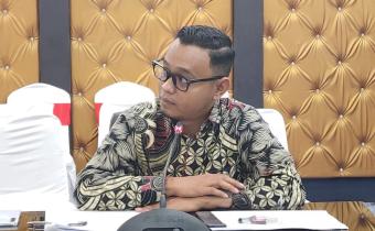 Ketua Bawaslu Kabupaten Bintan Sabrima Putra menyampaikan pandangan dalam diskusi mengenai fenomena kotak kosong pada Pilkada Bintan 2024 di Ruang Rapat Lantai II Kantor Bupati Bintan, Kamis (20/8/2026)/Foto:Pemberitaan Bawaslu Bintan