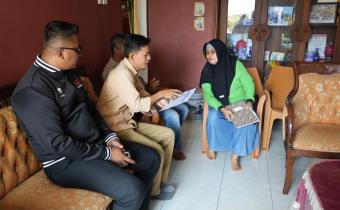 Anggota Bawaslu Bintan, Iskandar saat mengawasi pelaksanaan pencocokan dan penelitian terbatas (Coktas) yang digelar KPU Bintan pada hari pertama, Senin, 24 Agustus 2026/Foto:Pemberitaan Bawaslu Bintan