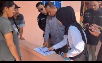 Ketua Bawaslu Kabupaten Bintan Sabrima Putra mengawasi Coktas PDPB Triwulan III 2026 di Kecamatan Teluk Sebong, Kamis (27/8/2026). Bawaslu Bintan mencermati pencocokan data pemilih dengan dokumen kependudukan dan kondisi faktual./Foto: Pemberitaan Bawaslu Bintan