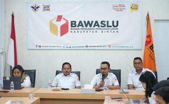 Ketua Bawaslu Kabupaten Bintan,Sabrima Putra saat menyampaikan arahan pada rapat finalisasi Bawaslu Membelajarkan, Rabu (2/9/2026)Foto: Pemberitaan Bawaslu Bintan