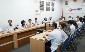 Jajaran Bawaslu Kabupaten Bintan menyaksikan video “Bawaslu Membelajakan” Volume II dalam rapat finalisasi di Ruang Rapat Sekretariat Bawaslu  Kabupaten Bintan, Rabu (2/9/2026)/Foto: Pemberitaan Bawaslu Bintan