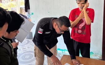 Anggota Bawaslu Bintan, Iskandar, melakukan verifikasi data pemilih dalam uji petik PDPB Triwulan III 2026 di Kelurahan Sungai Lekop, Kecamatan Bintan Timur, Rabu (16/9/2026).