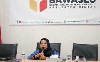 Pelaksana Tugas Kepala Sekretariat Bawaslu Kabupaten Bintan Wahyu Nur Laili menjelaskan penerapan Portal ASN Kepri untuk mendukung presensi dan pelaporan kerja dari rumah (WFH) bagi ASN Bawaslu Bintan, Kamis, 17 September 2026/Foto:Pemberitaan Bawaslu Bintan