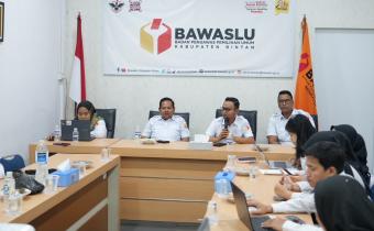 Ketua Bawaslu Kabupaten Bintan, Sabrima Putra (kedua dari kanan), memimpin rapat rutin bulanan di Ruang Rapat Sekretariat Bawaslu Kabupaten Bintan, Rabu (2/9/2026)/Foto:Pemberitaan Bawaslu Bintan
