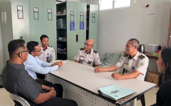 Bawaslu Kabupaten Bintan, Iskandar, mengawasi koordinasi KPU Kabupaten Bintan dengan petugas Lembaga Pemasyarakatan Kelas IIA Tanjungpinang dalam pemutakhiran data pemilih berkelanjutan triwulan III 2026, Selasa, 8 September 2026.
