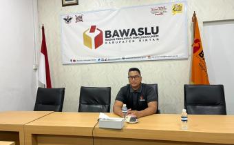 Koordinator Divisi Hukum, Pencegahan, Partisipasi Masyarakat, dan Hubungan Masyarakat Bawaslu Kabupaten Bintan Iskandar mengikuti evaluasi pascapelaksanaan Pendidikan Pengawas Partisipatif Tahun 2026 secara daring, Kamis (10/9/2026)/Foto:Pemberitaan Bawaslu Bintan