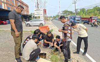 Pegawai Bawaslu Kabupaten Bintan bergotong royong memperbaiki saluran drainase di sekitar area parkir kantor dalam kegiatan Jumat Sehati, Jumat (11/9/2026)/Foto:Pemberitaan Bawaslu Bintan