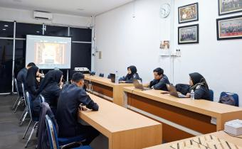 Jajaran Bawaslu Kabupaten Bintan mengikuti pelatihan “Humas Upgrade Series #1: Penulisan Berita Efektif” yang digelar Bawaslu RI secara daring dari ruang rapat Bawaslu Bintan, Senin (14/9/2026)/Foto:Pemberitaan Bawaslu Bintan