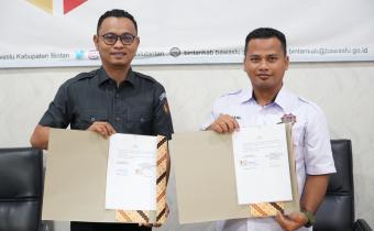 Ketua Bawaslu Kabupaten Bintan Sabrima Putra dan Ketua Program Studi Hukum Keluarga Islam STAIN Sultan Abdurrahman Kepulauan Riau Asrizal menunjukkan dokumen kerja sama Tridharma perguruan tinggi dan JDIH di Ruang Rapat Bawaslu Kabupaten Bintan, Selasa (15/9/2026)/Foto:Pemberitaan Bawaslu Bintan