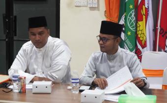 Ketua Bawaslu Kabupaten Bintan Sabrima Putra (kiri) dan Anggota Bawaslu Iskandar menghadiri Rakor Sinkronisasi Data Pemilih PDPB Triwulan III di Kantor KPU Kabupaten Bintan, Kamis (24/9/2026)/Foto:Pemberitaan Bawaslu Bintan