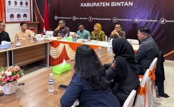 Suasana rapat penguatan layanan informasi publik di Kantor KPU Kabupaten Bintan, Selasa, (15/9/2026)/Foto:Pemberitaan Bawaslu Bintan