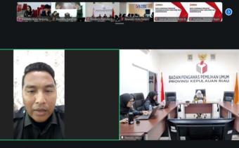 Koordinator Divisi Hukum, Pencegahan, Partisipasi Masyarakat, dan Hubungan Masyarakat Bawaslu Bintan, Iskandar, menyampaikan perkembangan pengawasan pemutakhiran data pemilih dalam rapat koordinasi Bawaslu Kepri secara daring, Senin (28/9/2026)/Foto:Pemberitaan Bawaslu Bintan