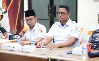 Ketua Bawaslu Bintan Sabrima Putra menyampaikan tanggapan dalam rapat pleno terbuka rekapitulasi PDPB Triwulan III 2026 di Kantor KPU Bintan, Toapaya, Rabu (30/9/2026)/Foto:Pemberitaan Bawaslu Bintan