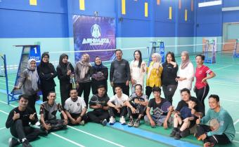 Jajaran Bawaslu Bintan berfoto bersama usai Jumat Sehati dengan bulu tangkis di Abhimata Badminton Hall, Jumat (9/10/2026)/Foto:Pemberitaan Bawaslu Bintan