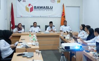 Ketua Bawaslu Kabupaten Bintan, Sabrima Putra, memimpin rapat rutin bulanan di Sekretariat Bawaslu Bintan, Rabu (7/10/2026)/Foto:Pemberitaan Bawaslu Bintan