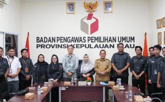 Anggota Bawaslu Kabupaten Bintan, Iskandar (lima dari kanan), bersama jajaran Bawaslu Provinsi Kepulauan Riau dan pemangku kepentingan berfoto bersama usai evaluasi pemutakhiran daftar pemilih di Tanjungpinang, Senin (19/10/2026)/Foto:Pemberitaan Bawaslu Bintan