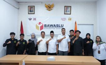 Ketua Bawaslu Bintan Sabrima Putra (tengah) bersama jajaran dan pengurus HIMA HKI STAIN SAR Kepri berfoto bersama usai audiensi lanjutan Debate Competition Season IV dan sosialisasi JDIH Bertuah, Rabu (21/10/2026)/Foto:Pemberitaan Bawaslu Bintan