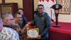 Anggota Bawaslu Bintan, Iskandar, saat menerima sertifikat penghargaan Lembaga Informatif dari Komisi Informasi Kepri (Kamis, 11/12/2025)