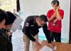 Anggota Bawaslu Bintan, Iskandar, melakukan verifikasi data pemilih dalam uji petik PDPB Triwulan III 2026 di Kelurahan Sungai Lekop, Kecamatan Bintan Timur, Rabu (16/9/2026).