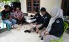 Bawaslu Bintan mencocokkan data warga dengan daftar pemilih dalam kegiatan uji petik di Desa Toapaya Selatan, Kamis (29/10/2026)/Foto:Pemberitaan Bawaslu Bintan